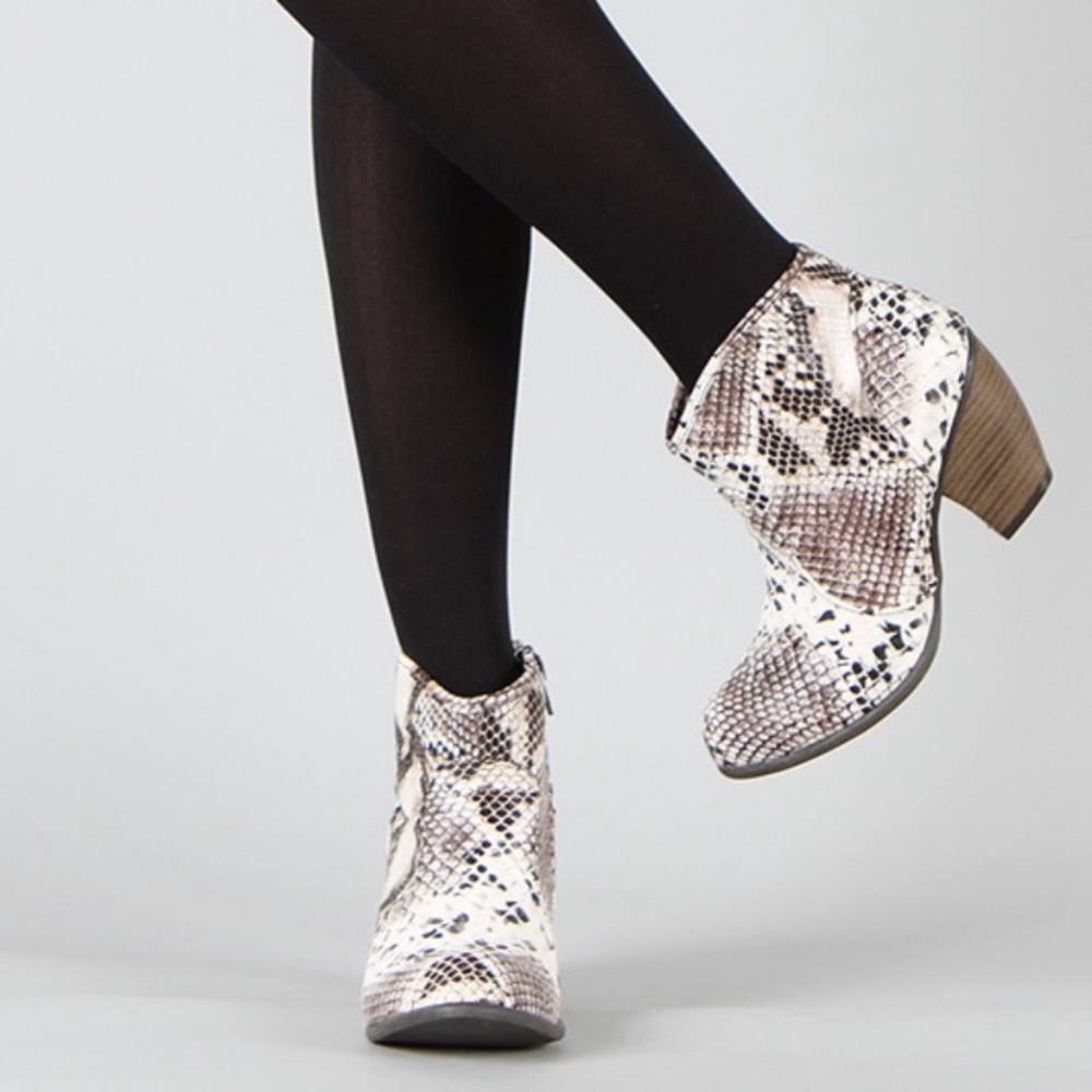 Qupid Snakeskin Booties Size 8
